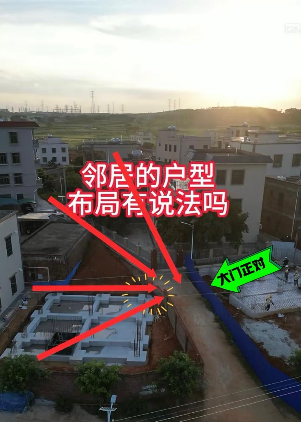 发现没，全红婵老家别墅的大门[发怒][发怒]
正对邻居房屋的转角，
以后每天开门