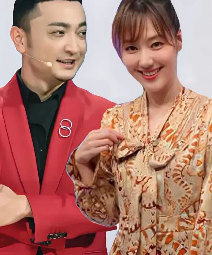 王冠好养眼啊！她身边穿着红色上衣的这位是谁？

王冠一双迷人的大眼睛，笑容甜