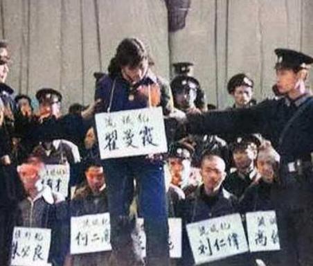 “我到底有什么罪？1983年，年仅25岁的“女流氓”翟曼霞被带到了刑场，而当法警