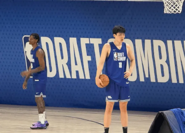 球迷以挑剔眼光看杨瀚森，他才19岁而姚明进NBA已22岁