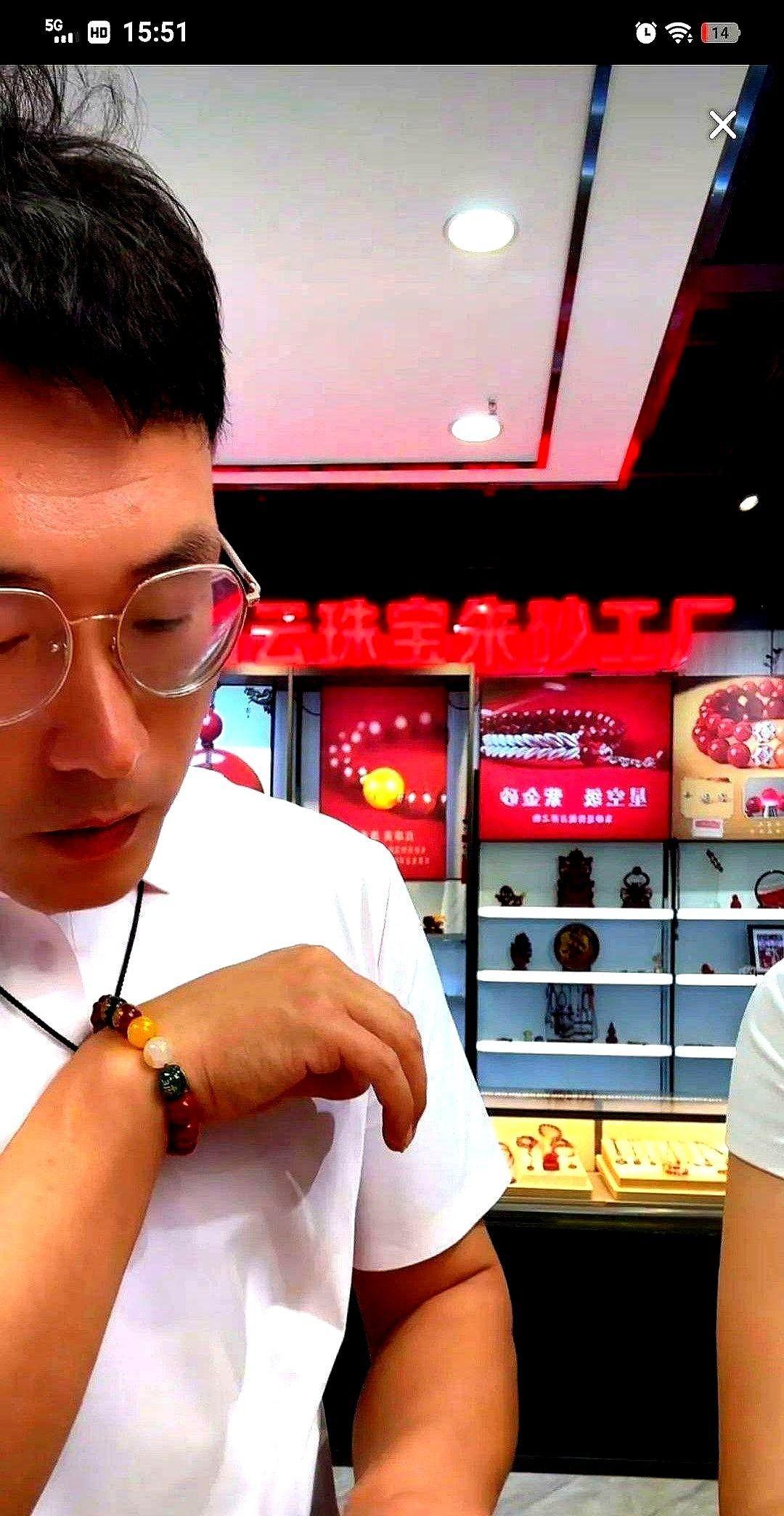 直播翻车现场竟成圈粉现场。
有没有发现现在直播越真实越讨喜？
上次看个主播现场卡