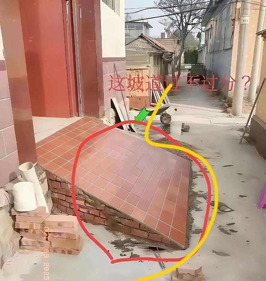 农村没见过这样的吧！
很多时候，农村都喜欢占便宜，多占点地方，其实，地方大也无所