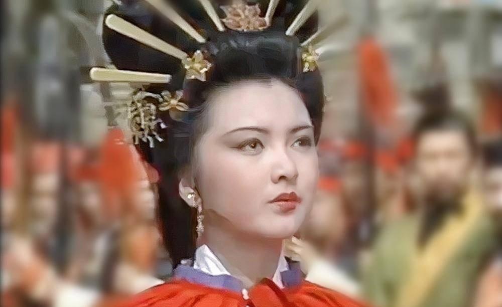 公元前31年，王昭君才23岁，丈夫刚去世，大儿子迫不及待地冲进帐篷，抱住她就不放