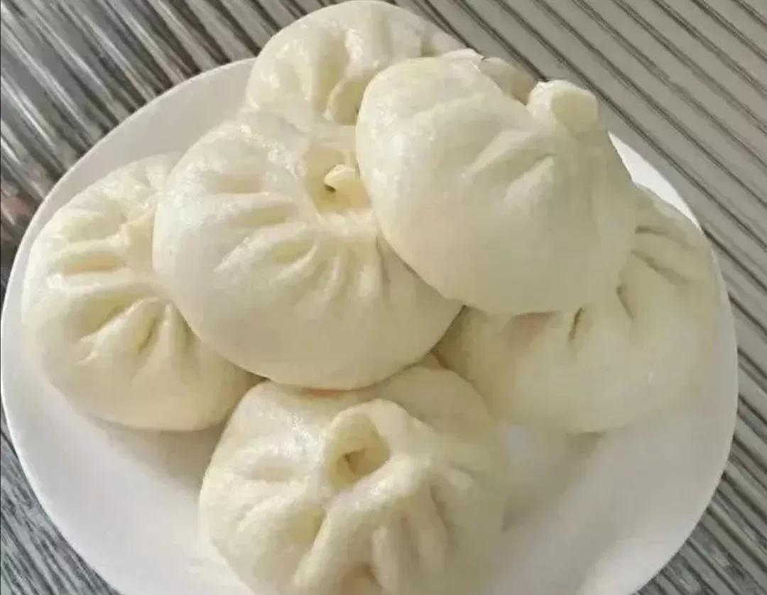 头伏包子，二伏面，三伏饺子蘸辣蒜。
我们忘了今天入伏了，中午吃的是饺子，入伏头一