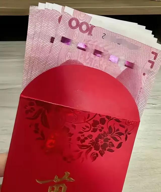 老公回了趟婆家，回来后拿了个红包摊到我眼前，说，你婆婆给你的母亲节红包。
我攥着