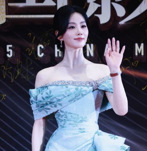 刘诗诗穿裹胸礼服亮相中国影视之夜红毯，这腰身和肩颈真是绝了！
中国影视之夜红毯，