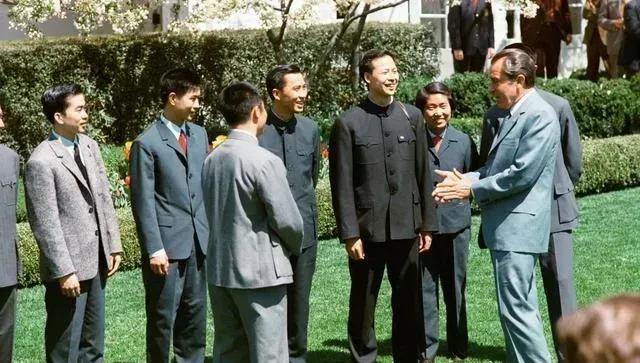 这张珍贵的照片拍摄于1972年，中国乒乓球代表队在白宫受到美国总统尼克松亲自接见