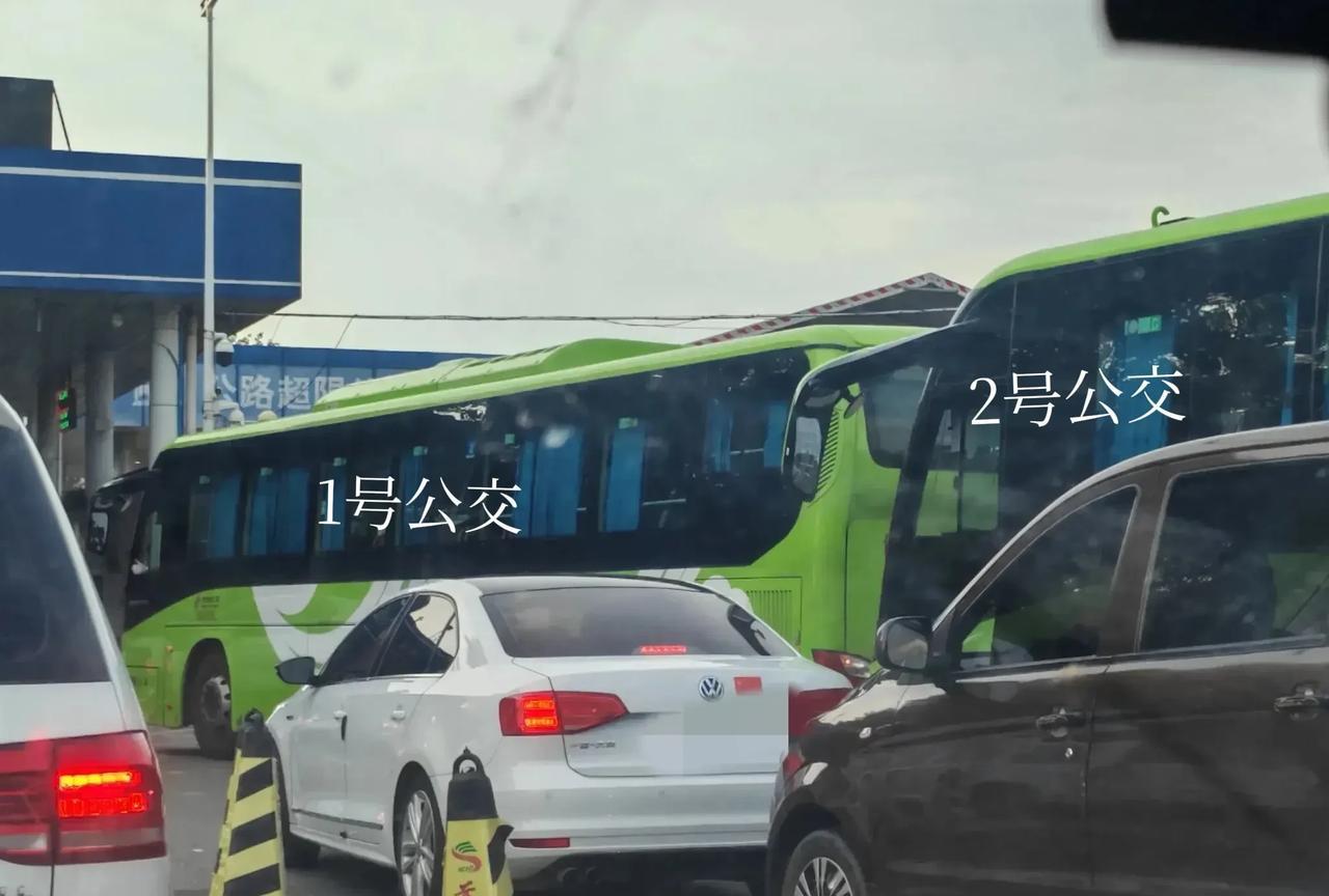 话说，如果我是白车，我大概率也不会让第二辆公交车[闭嘴]图为某进京检查站，三条车