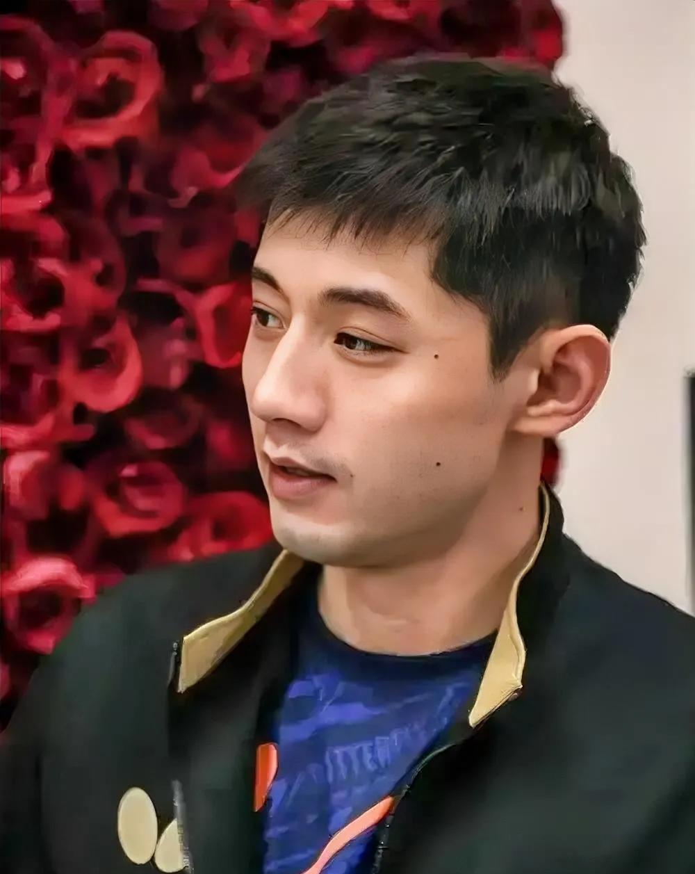 我怀疑过张继科会被舆论击垮
也怀疑过他早已远离赛场
万万没想到，深夜的直播间里