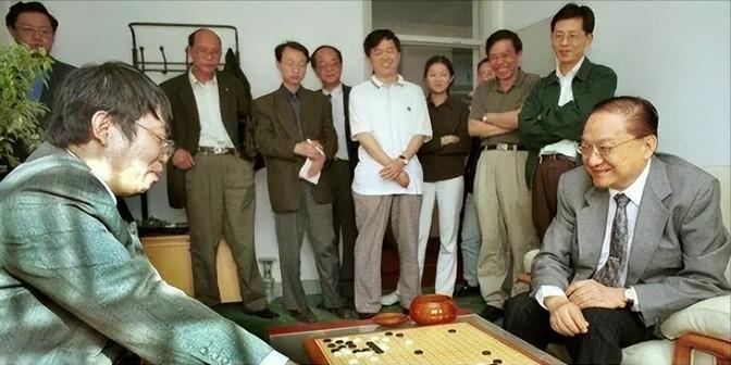 1983年，金庸宴请聂卫平，保姆的失言，让金庸当场开除她。



那是1983年