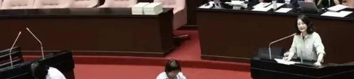 台湾省立法机构今天开会处理国民党团提交的延长本会期到7月31日的提案，在讨论阶段