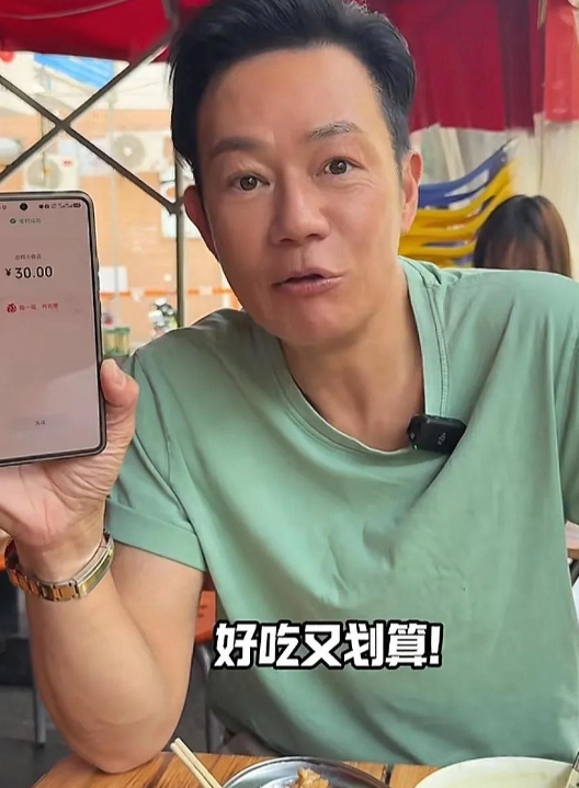 香港影帝张兆辉：戴金表嗦肠粉，30元餐费惊爆网友