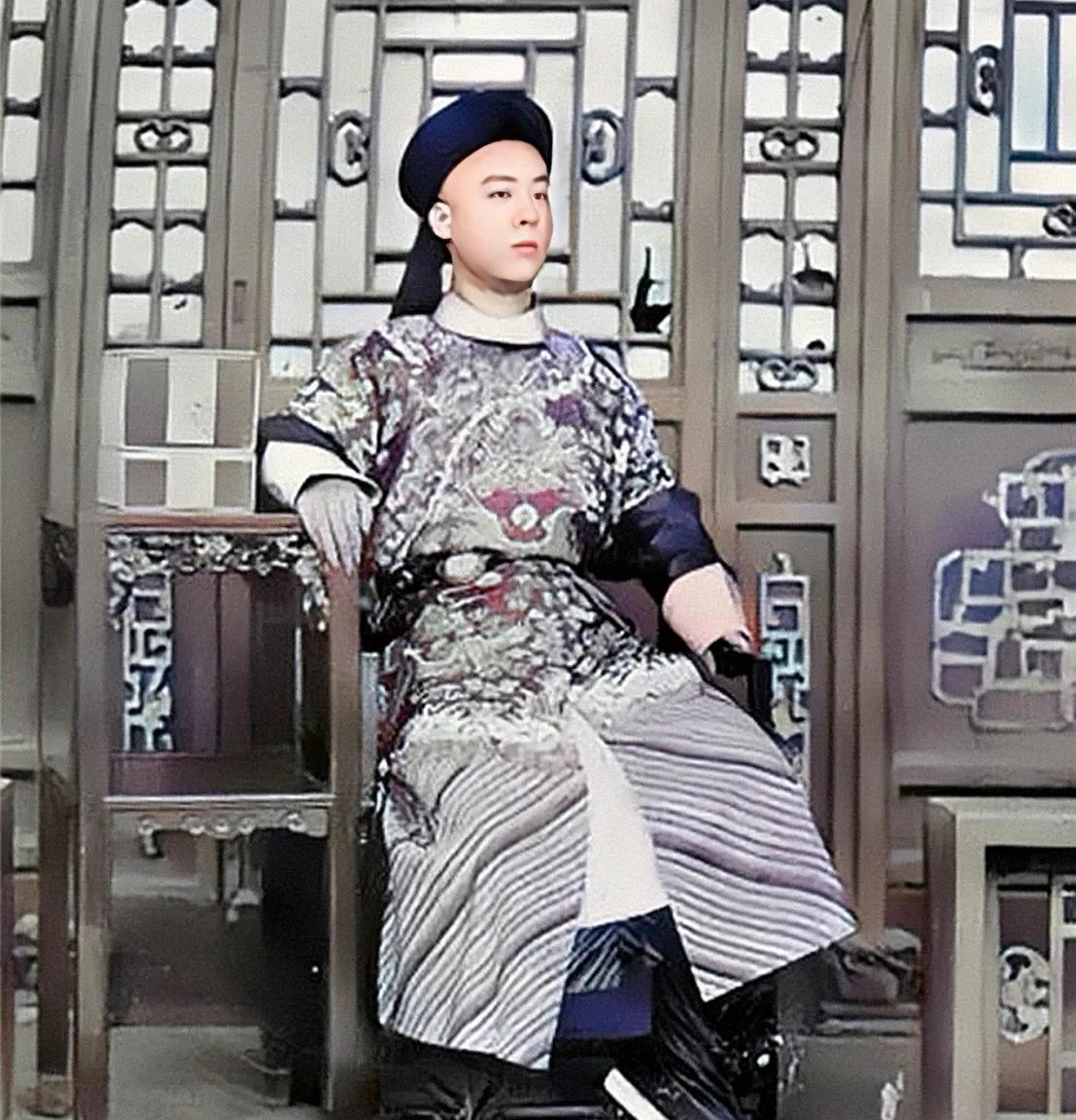 光绪三十四年十一月某天，慈禧太后在弥留之际给摄政王载沣交代后事，突然宫门口一阵喧