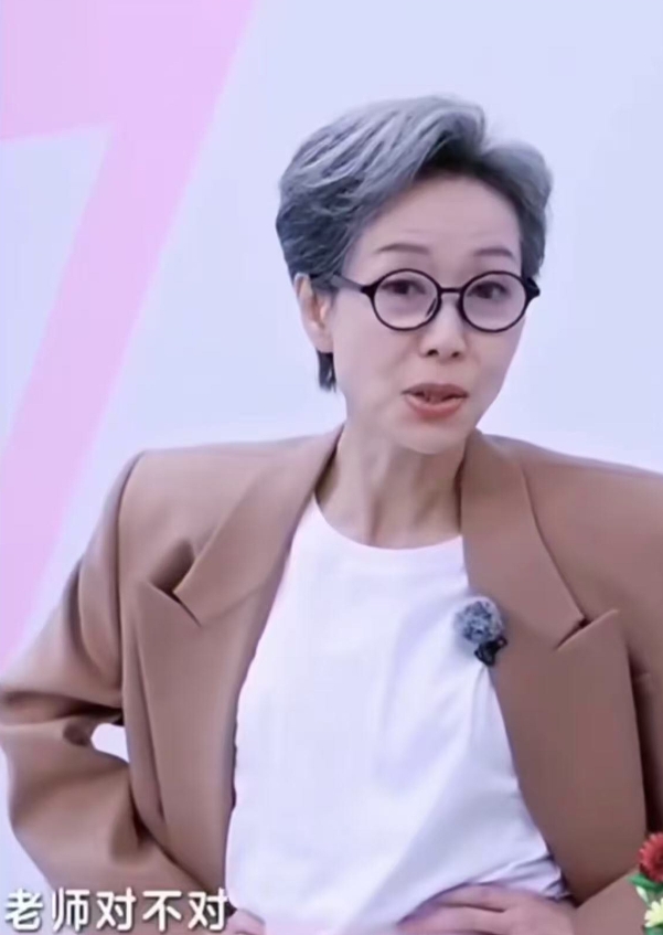 越来越不喜欢叶童了
不是因为她老了
也不是因为她脾气大，而是因为

她攻击性太强