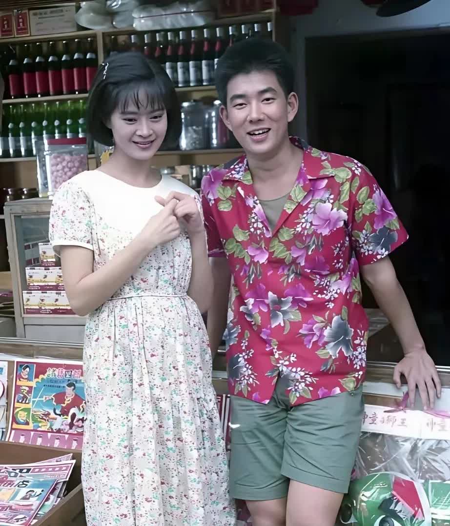 任贤齐年轻时的确魅力非凡，即便穿着花衬衣也能散发出时尚的气息。[比心][握手]