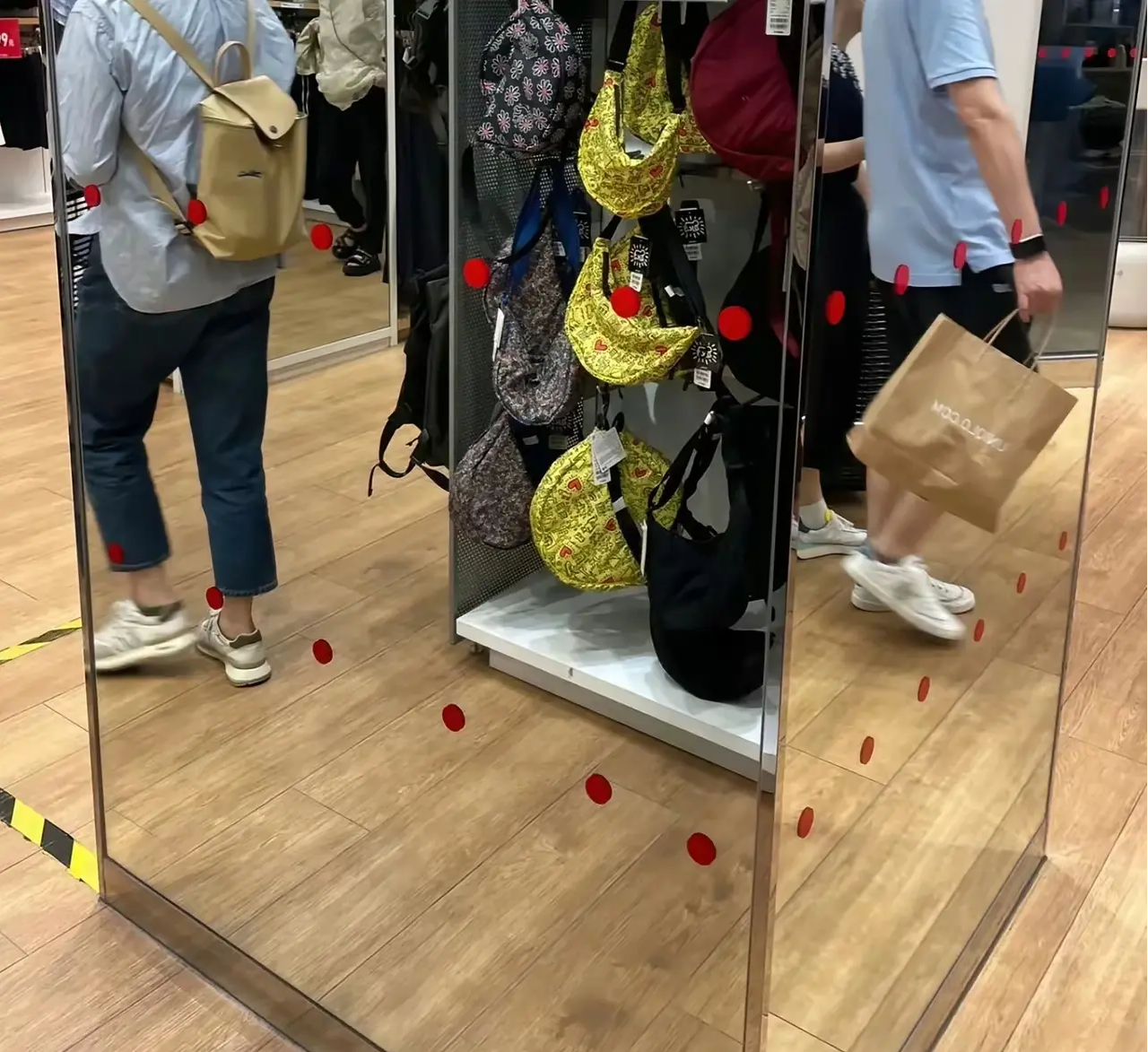 优衣库的镜子，这些红色的圆点，是有什么特殊的含义吗？