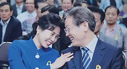 现任夫人更胜一筹？











天啊，这真是个劲爆话题！最近大家都在悄