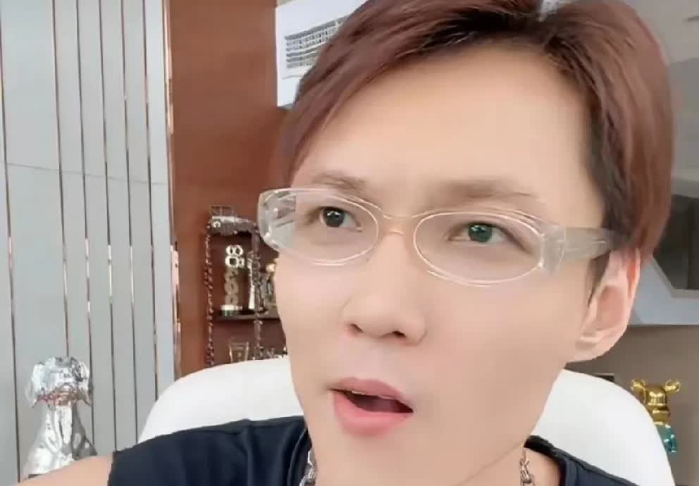澳门雷少扎心二子爷：比雨化田还方人，沾点玄学，五官不是太端正！

     