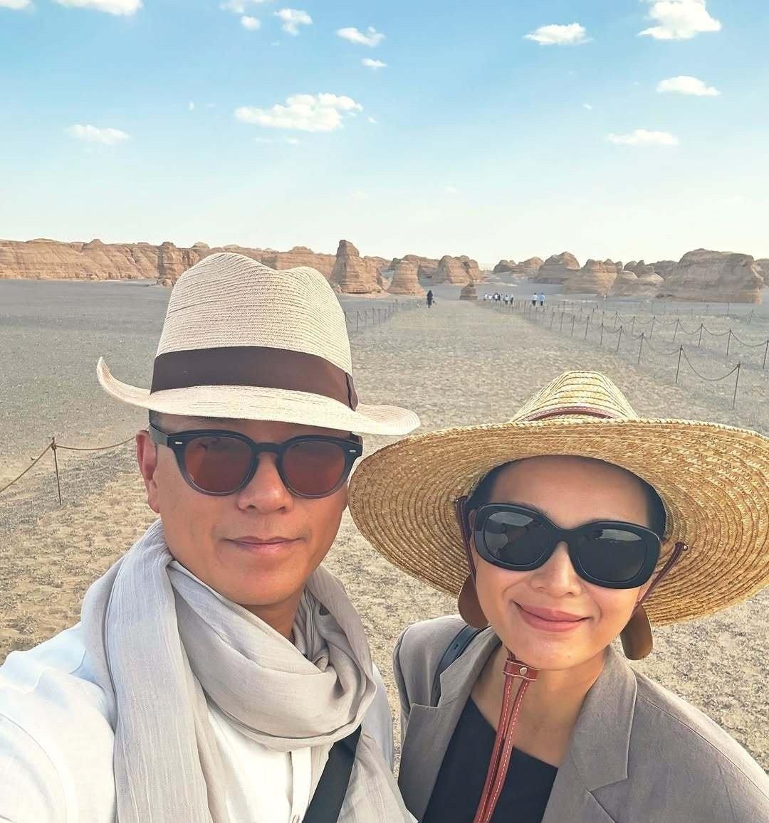胡杏儿和老公李乘德到敦煌旅游，两个人看起来好般配，穿衣打扮太时尚了。[比心][比