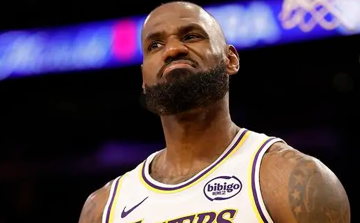 詹姆斯是一个非常全面的球员，他不希望自己的比赛有任何短板。无论球队需要他做什么，