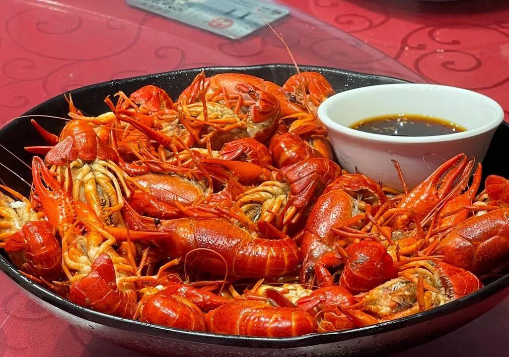 安徽省铜陵市十大美食
一、铜陵龙虾
二、枞阳粉蒸肉
三、银鱼炒蛋
四、铜陵熏肉