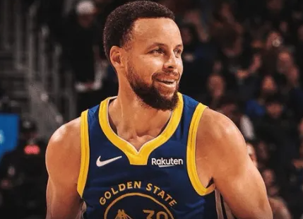 库里生涯第323场比赛砍下30+，是NBA过去60年来得分30+场次最多的控球后