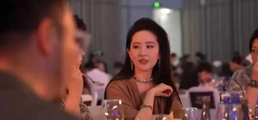 刘亦菲怎么做到又优雅，又美丽。虽然刘亦菲是美国国籍，但是这些年她的奋斗市场在国内