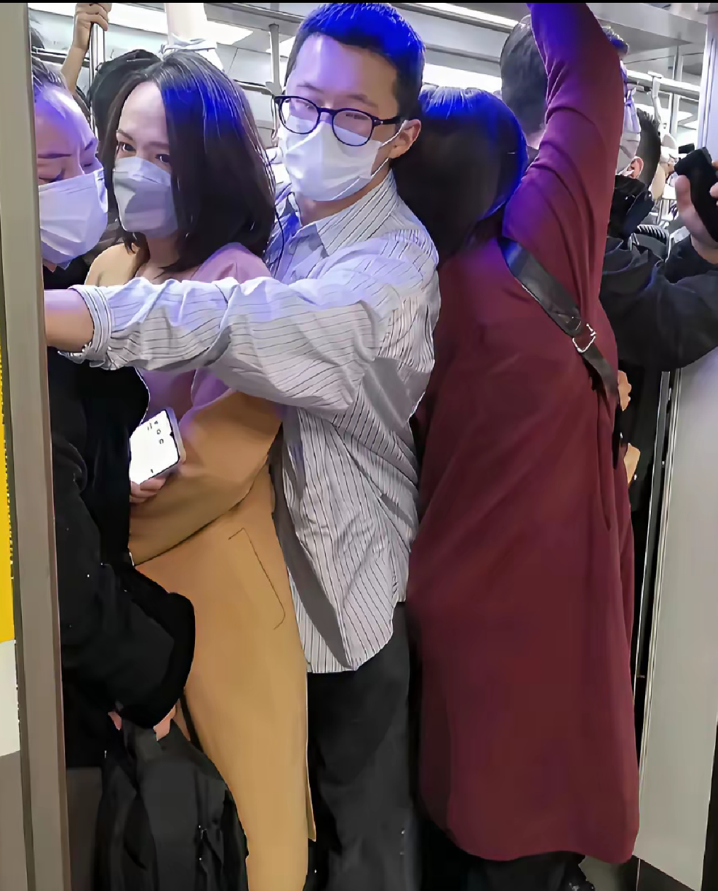 我现在算是终于明白为什么同事下班就喜欢挤地铁了[赞]