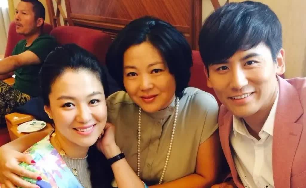 右边的是男演员于晓光，左边的两位女演员是谁？特别是最左边这位，特别面熟。。