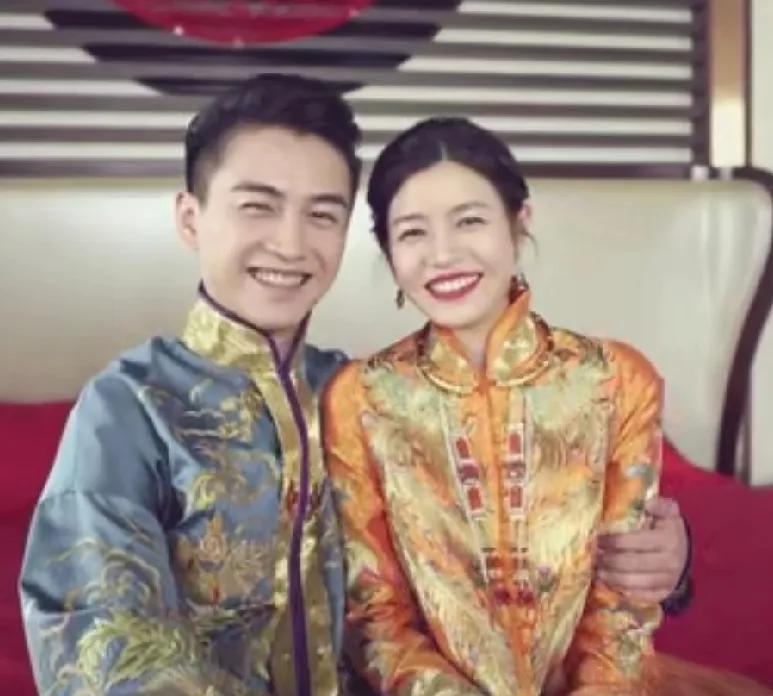 他俩终于官宣离婚了，
为啥大家好像有松了一口气的感觉?
虽然他俩没有公开闹过，