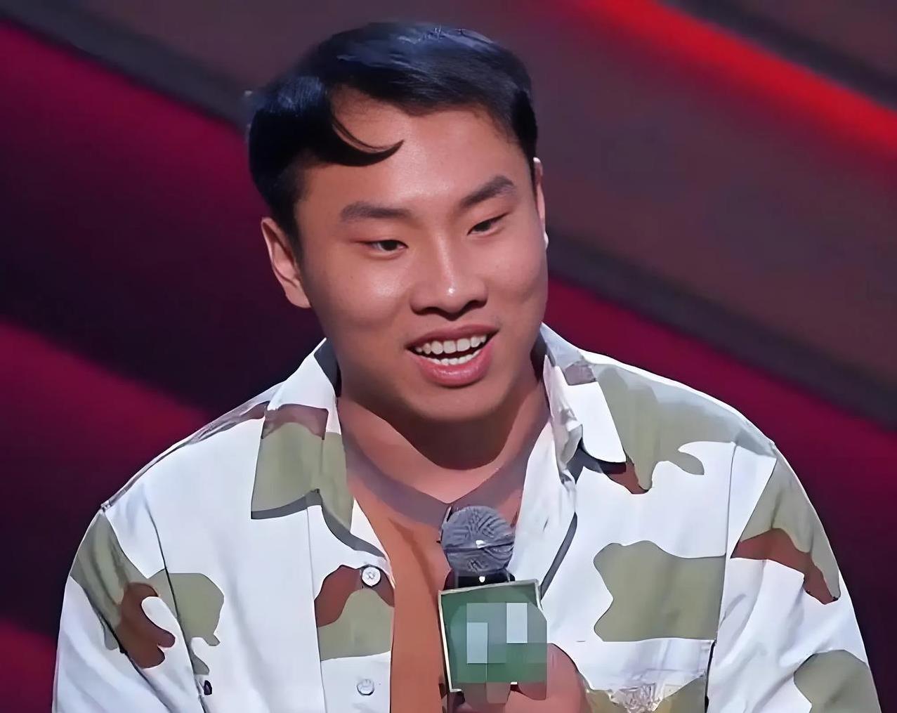 徐志胜说：“记住自己永远值得被爱，值得被这个世界认真对待。”
小时候的徐志胜是孤