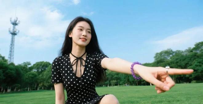 2025年秋季，命运彻底翻盘，好运连连来的三个星座，注定不平凡
秋风渐起，叶子开