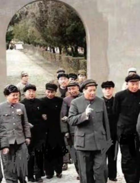 吃水不忘挖井人，               幸福全靠毛主席！         