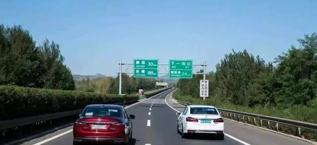 保命绝招之加强版：高速公路开车必须注意的事项！
1、保持车距：高速公路开车，一