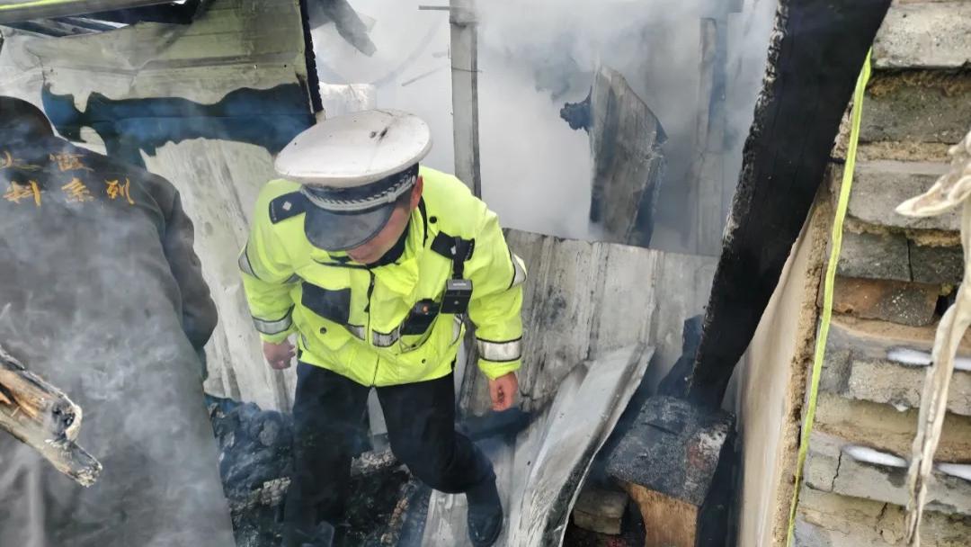 路遇火情，挺身而出！记仁怀交警的一次紧急救援！