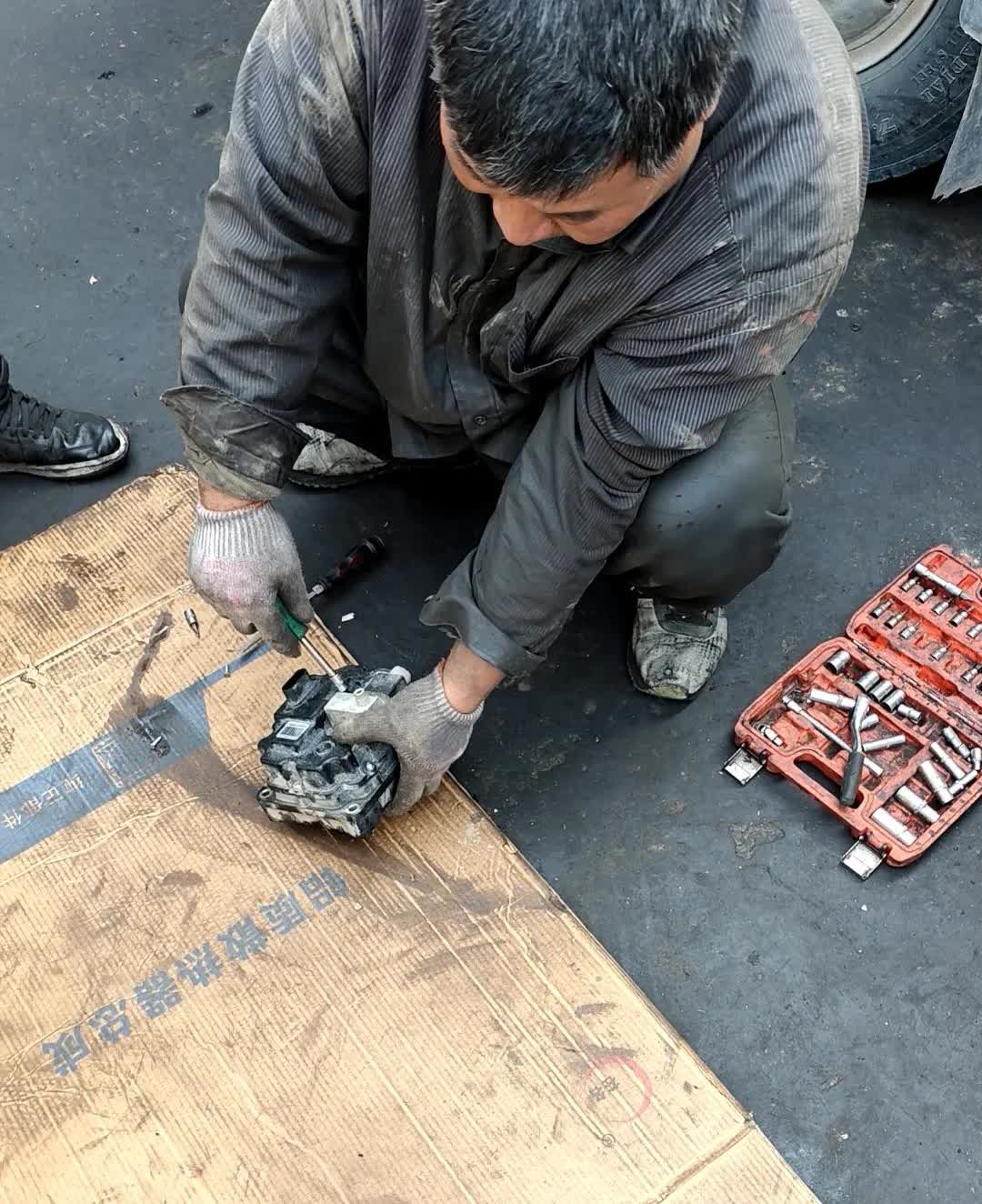 我是一名货车司机。近期加了两次非中石油和中石化的小油。就在前几日，我发觉车子跑起