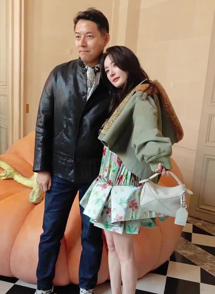 能让女王杨幂变得这么小鸟依人的男生肯定实力不凡，不知道这位帅哥是哪位隐藏霸总？