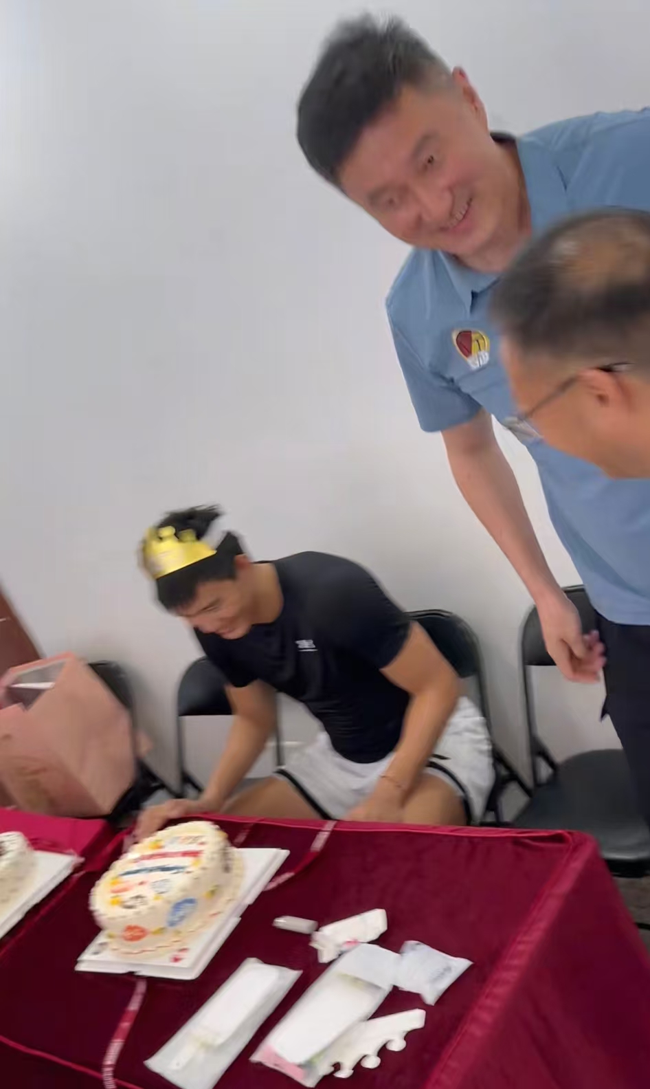 焦泊乔刚到宏远就享最高级别欢迎仪式，赵睿、周鹏齐上阵