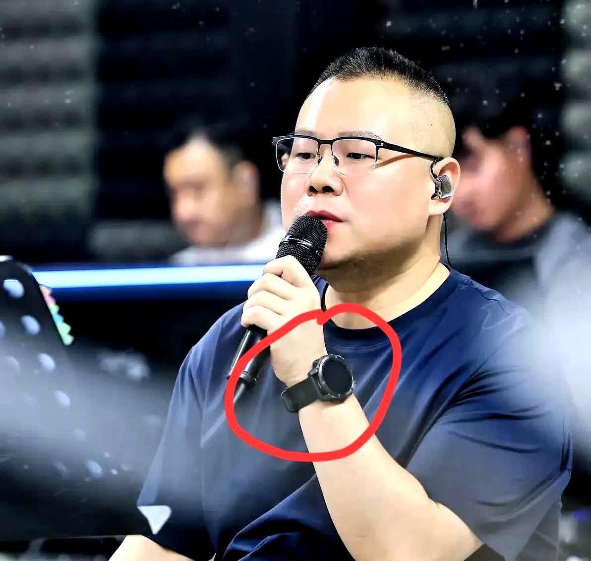 一觉醒来

岳云鹏成为全网最大的笑话了。

不是他要开演唱会，也不是他又