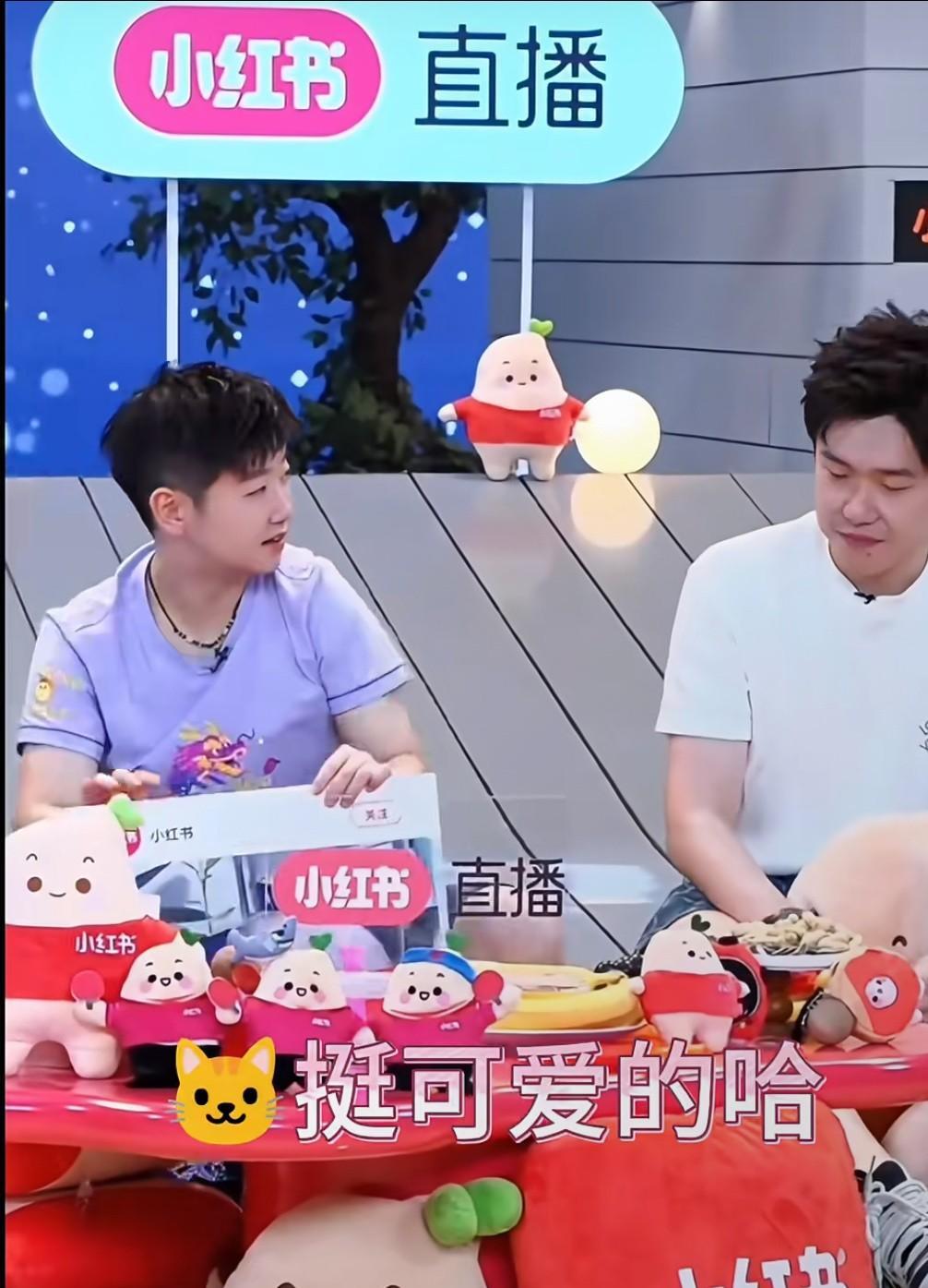 “亚运会你掐的火了一段”
“不是李指掐的吗”
“你掐的”
“那会脸圆嘟嘟的”
“