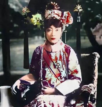 从伪满皇宫逃出去的时候，李玉琴留了个心眼，在自己内裤里缝了1万块钱。婉容一离开大