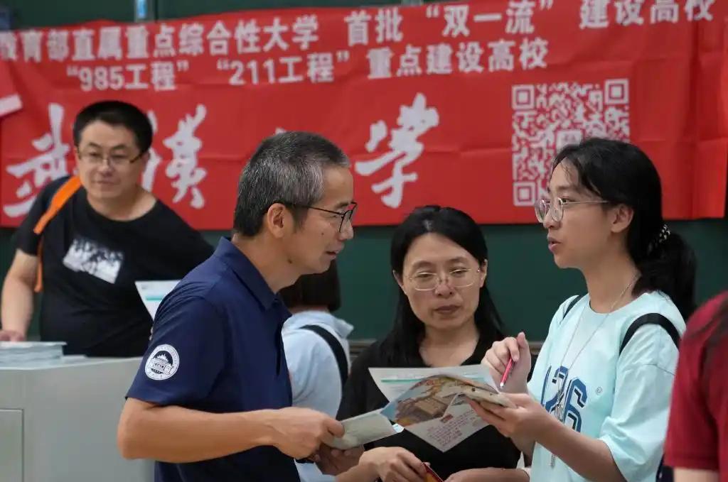 这人说，普通本科不值钱了，贬值厉害，很难找到工作，千万别往这条赛道上去挤！
你想