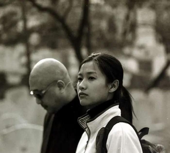 【老电影】这是二十多年前，2003年的电影，剧照上是叶大鹰和徐静蕾，扮演一对父女