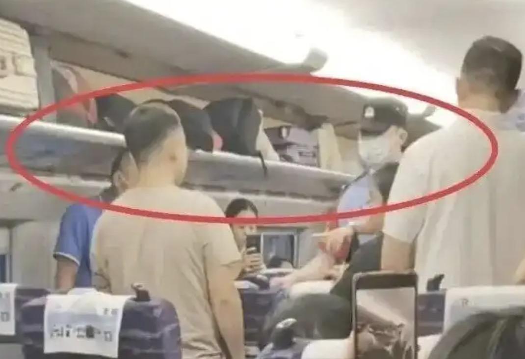 男子在高铁上亲一个7岁的女孩，在被女孩妈妈发现后，狡辩是因为女孩太可爱，还说他们