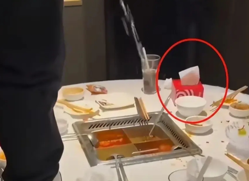一泡尿断送了自己的将来，海底捞小便事件终于水落石出，警方已经破案！
事发上海是两