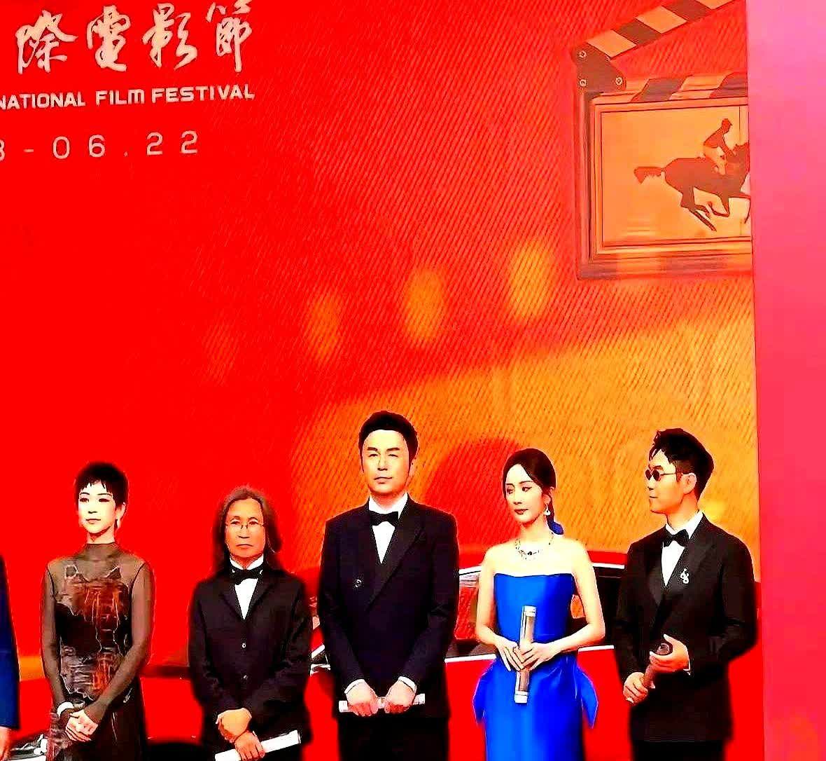 章子怡估计都要气疯了

昨天的电影节红毯上

本来该出风头的应该是章子怡