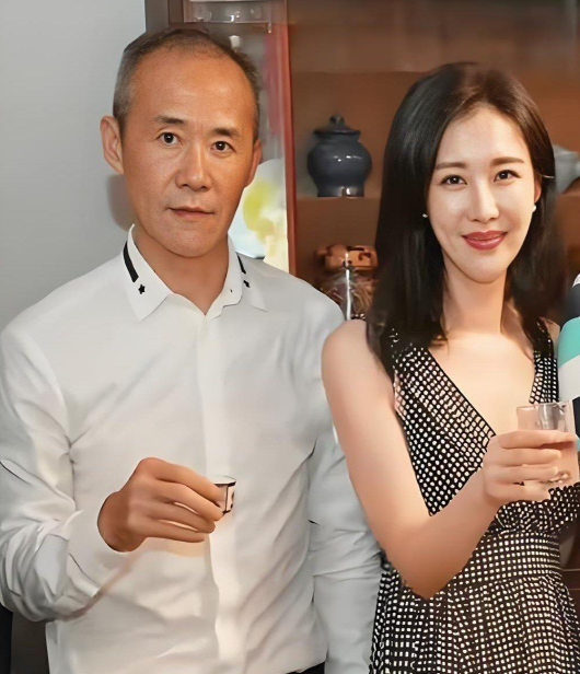 2018年，67岁的万科老总王石，在一次活动中公开承认已经再婚，妻子正是37岁的