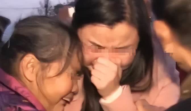 2015年，河南一女子在工厂干活时，听到同事说了一句方言，她猛地回过头，抓住同事