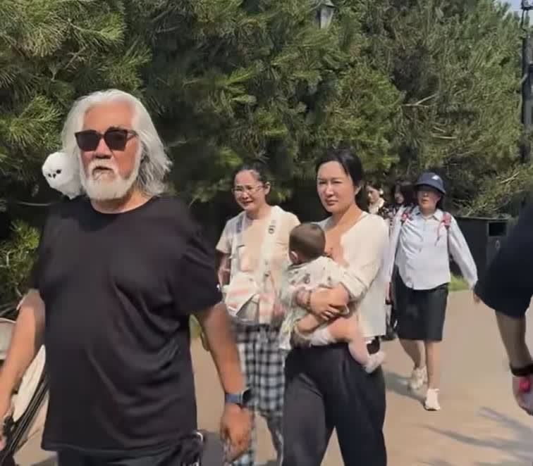 杜星霖再也狂不起来了[捂脸][捂脸]
74岁的张纪中也露出了真实一面，一家人去