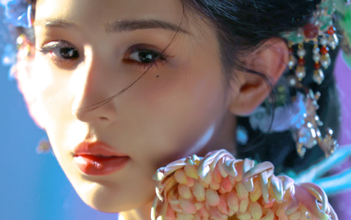 哈尼克孜这五彩斑斓的妆造，这脸还是很绝的，超可以！